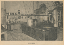 712827 Foto van de keuken van het hotel, gepubliceerd in een brochure uitgegeven door Hotel Noord-Brabant (Vredenburg ...